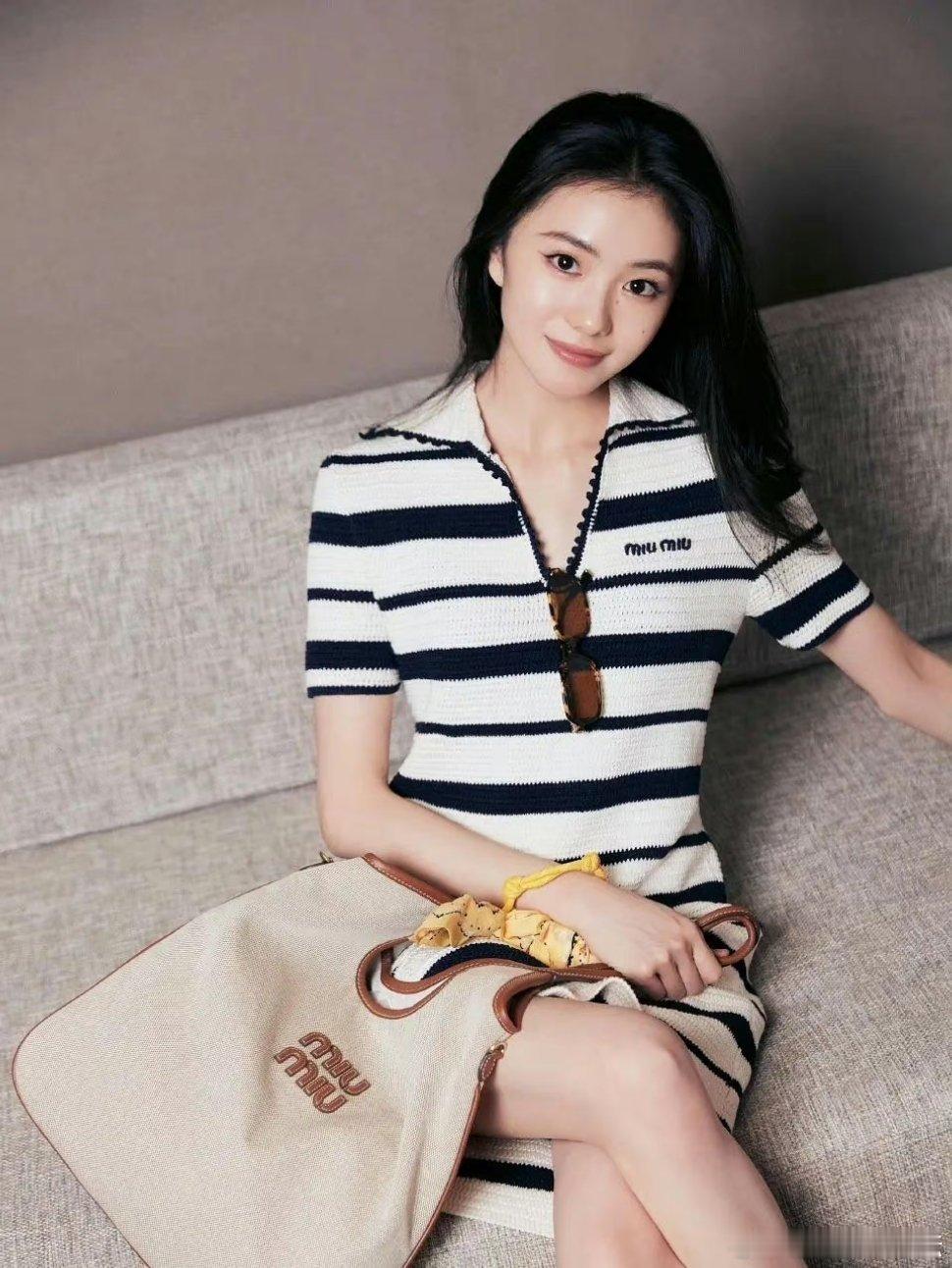 还是刘浩存更适合miumiu 艾米像偷穿大人衣服 ​​​