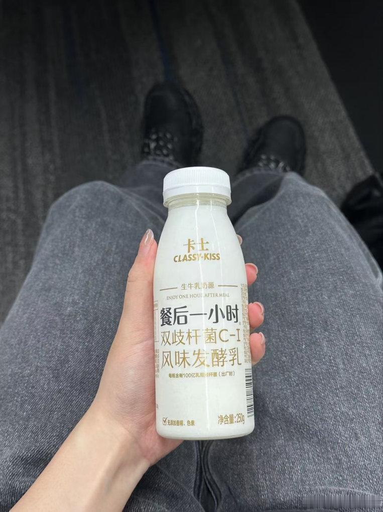 下午三点，打工人困意来袭💤这时候来一瓶卡士酸奶，比喝咖啡温和，比吃零食健康，是