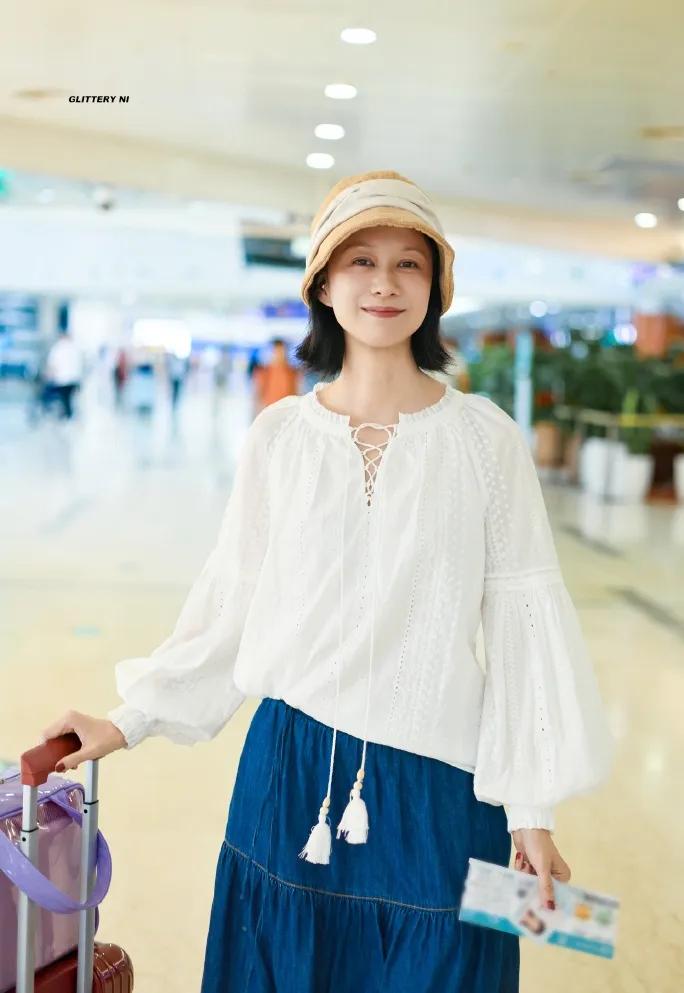 倪虹洁机场私服杀疯了！💥
白色绑带衬衫+牛仔裙，减龄又高级，松弛感直接封神！