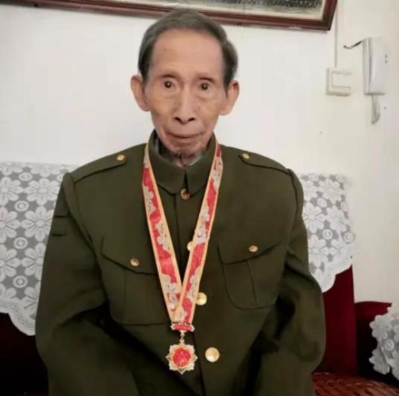 1955年的一天，王明健被两名没有任何军衔、职务标记的神秘军人，叫到学校的一间办