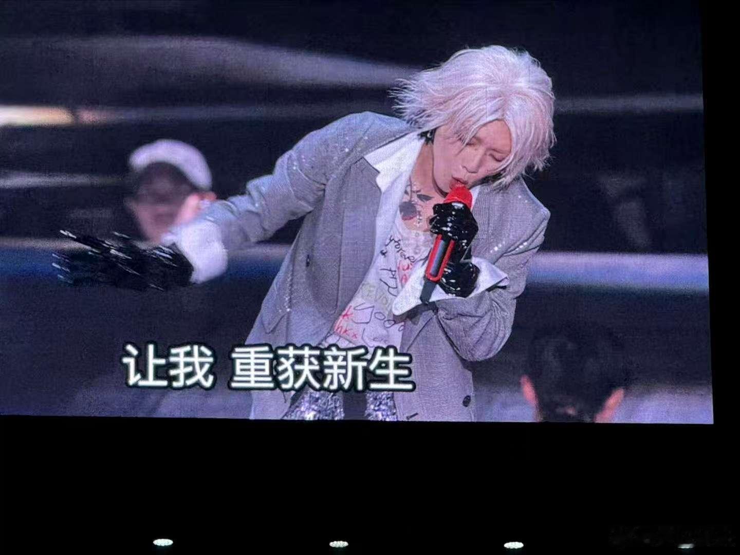 华晨宇涂鸦内搭 谁懂！华晨宇将涂鸦内搭与灰色西装、亮片长裤组合，胸口那抹玫瑰若隐