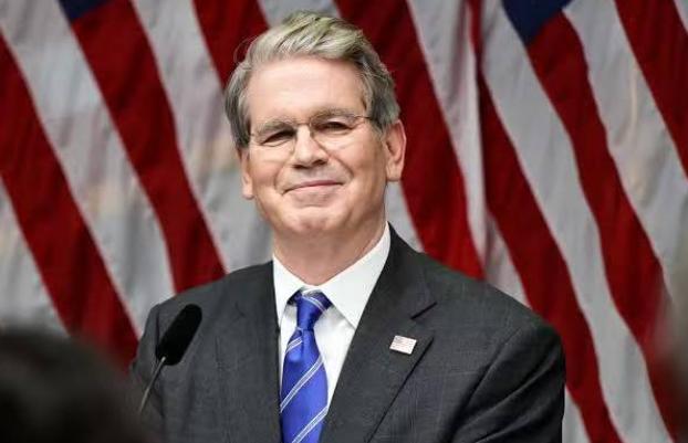 美国的狐狸尾巴终于露出来了！美国财长：伊朗石油将用美元结账，俄罗斯也可能重返美元