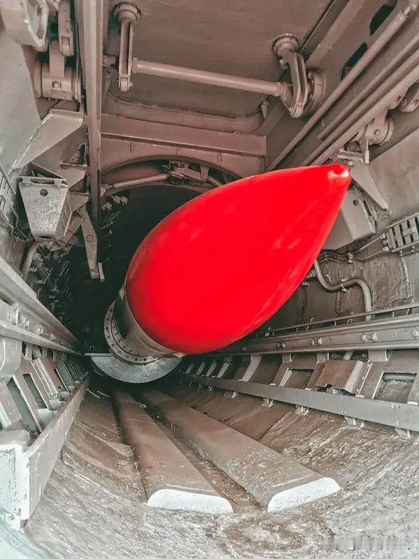 沙漠里拆开的，不只是弹头

伊朗在深山轰然起爆三枚美制巨型钻地弹，又当众拆除一枚