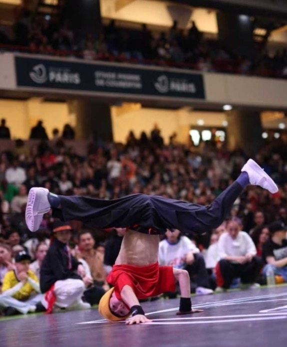 13岁中国小孩哥夺得世界街舞冠军 小孩哥真的太猛太厉害了，难度相当大，技术也相当