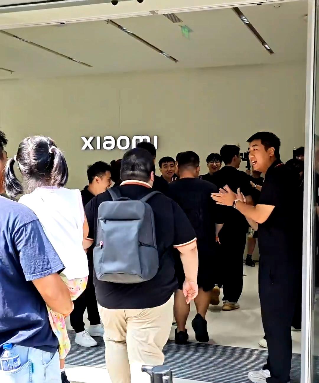 小米17新机首发现场，好多人人人。

我觉得小米现在真的玩懂了 ，第1条就是不要