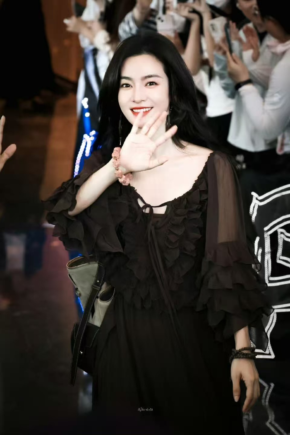 李晟 温柔妈咪天惹！完全是我的温柔妈咪！！黑裙大波浪，笑吟吟地和粉丝打招呼，太美