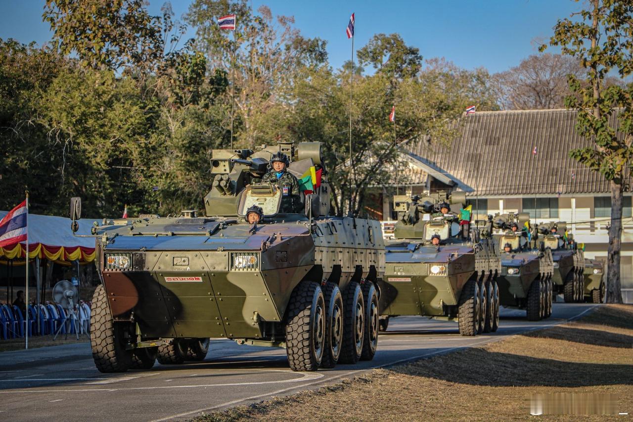 泰国陆军的VN-1大八轮装甲步战车正在进行受阅彩排，泰国已接收中国造的111辆V