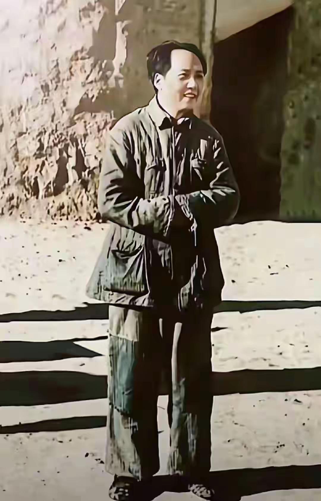 人民领袖毛主席。
斯诺摄于1936年延安