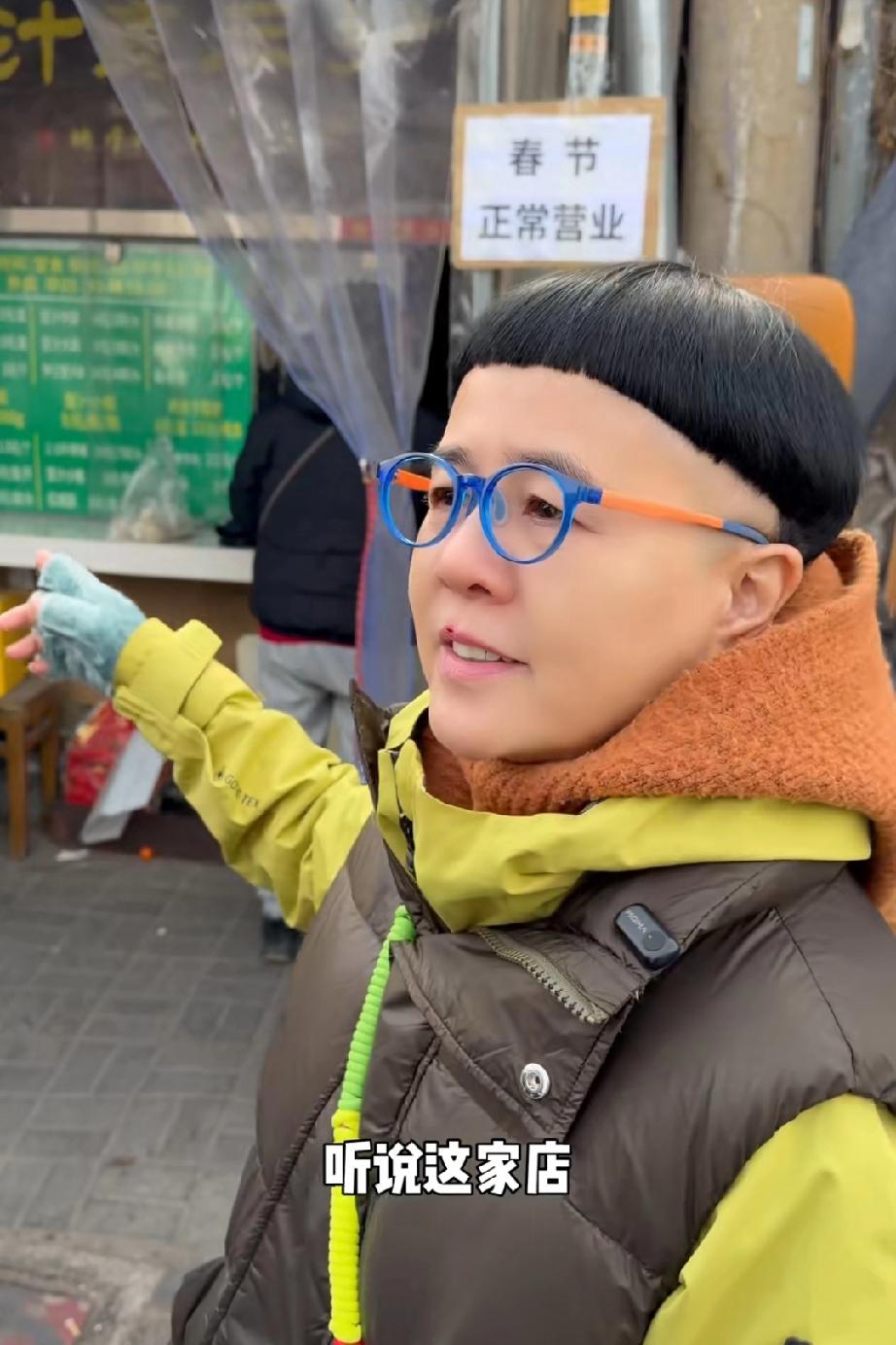 过年期间，“金龟子”刘纯燕来到一家豆汁店准备挑战喝豆汁，这家豆汁店挺有名气的，金