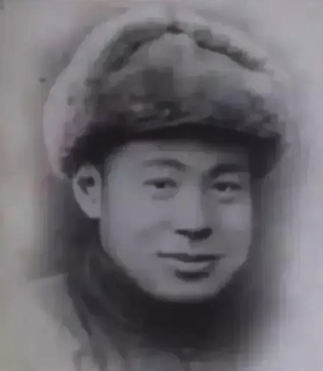 1938年，卖花生小贩见日军就鞠躬，挨踹还赔笑，百姓恨透了他。谁料一年后日本中将
