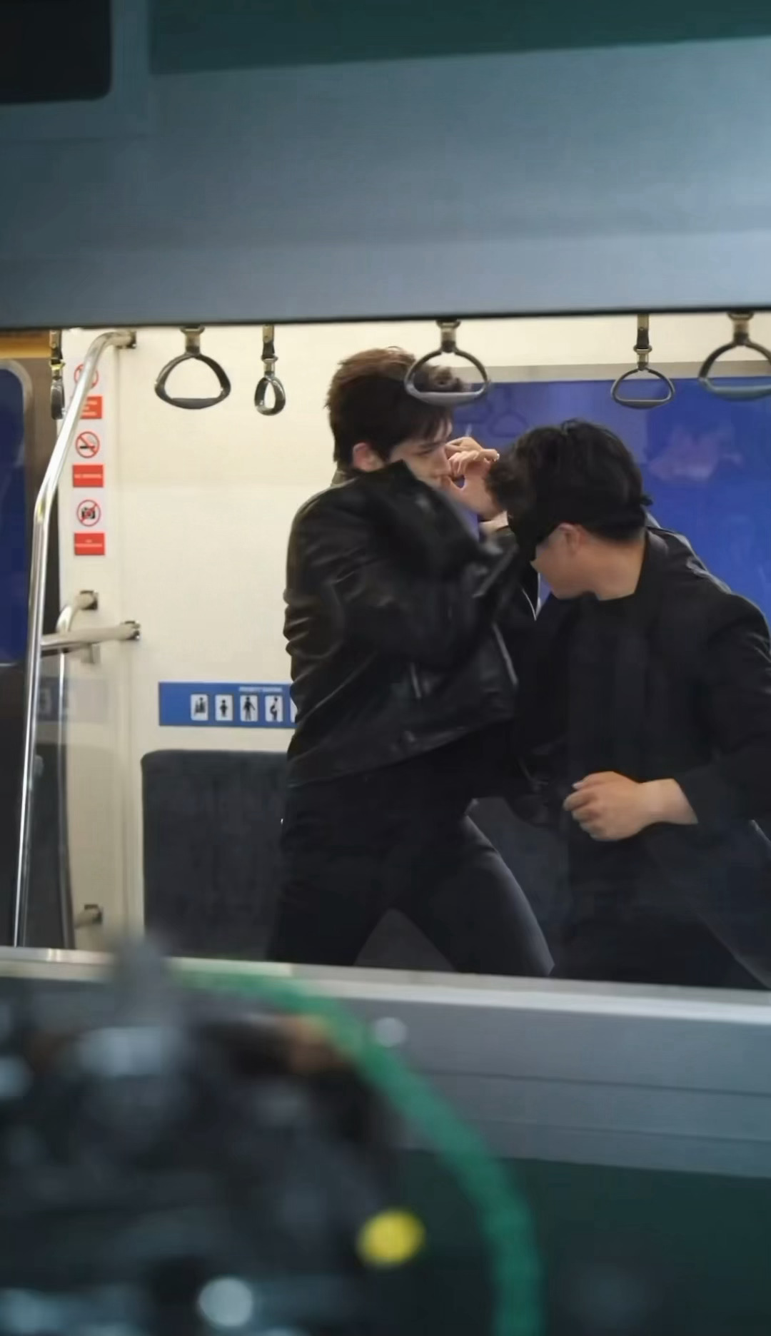 这是真给王安宇拍爽了吧啊啊啊好伟大的电影脸皮衣老头衫 五官锐利棱角分明 身材夯爆