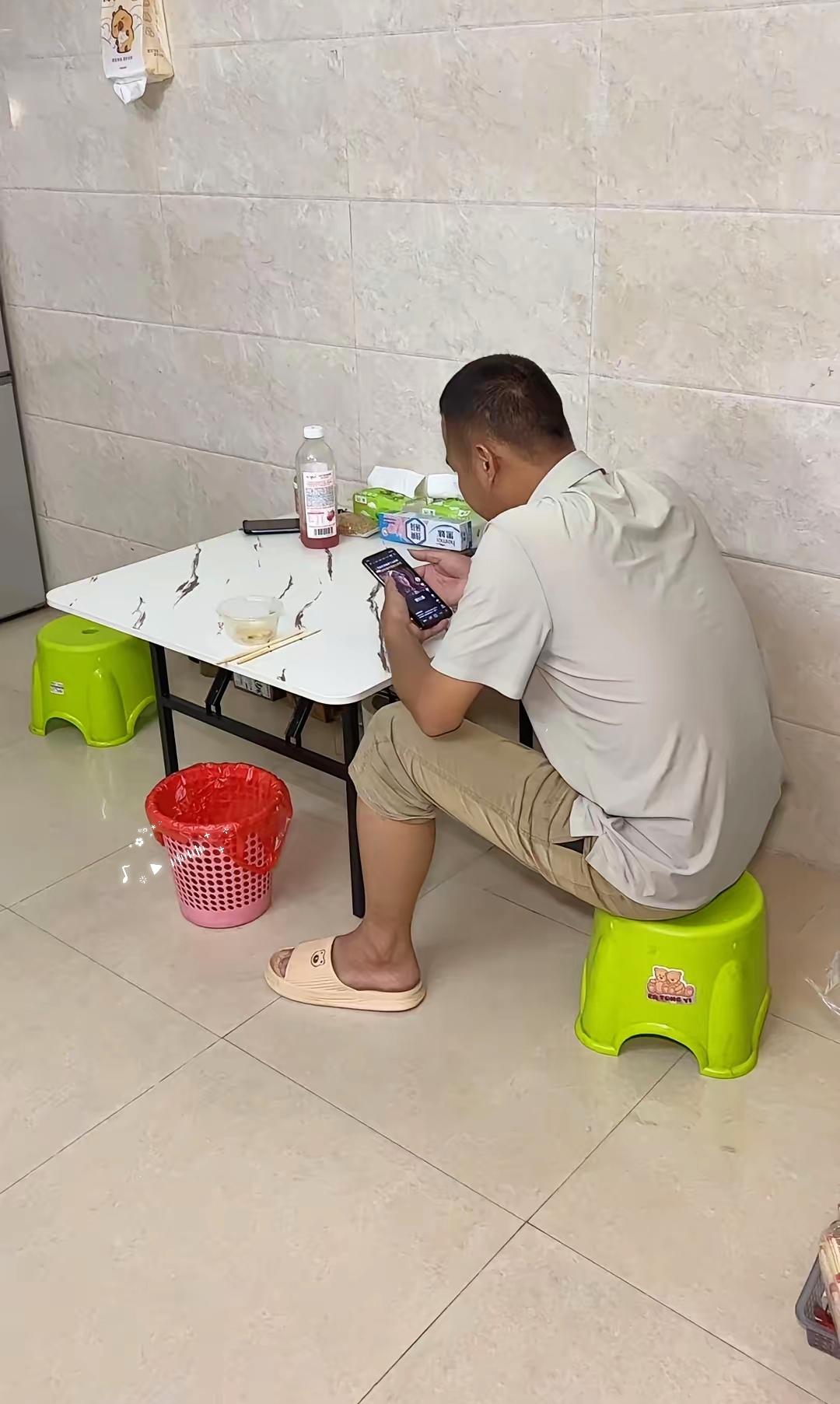 “别再骂那些失业的男人了！昨天我老公跟我说的一句话，让我心疼了一整晚。
​​他说