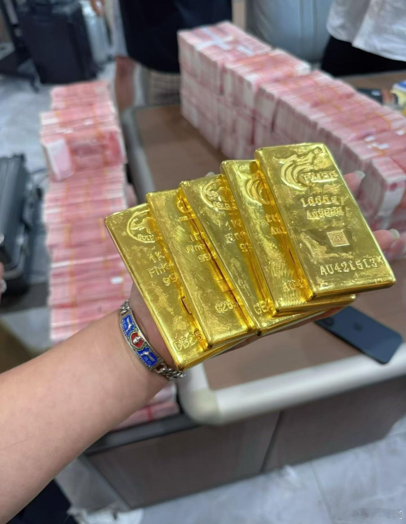 黄金我仍然觉得短期还会波动，实物金价值最大是在战争和法币混乱的场景。黄金大涨的因