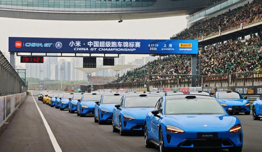 看到这次CTCC中国汽车场地职业联赛，可能很多人会有些恍惚，怎么出现了小米汽车？
