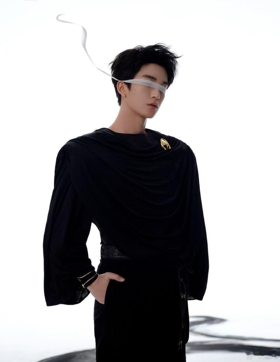 黄子弘凡骊龙吟舞台首秀 声如龙吟震九霄，舞台灯光交映，气势磅礴，燃炸全场，尽显实