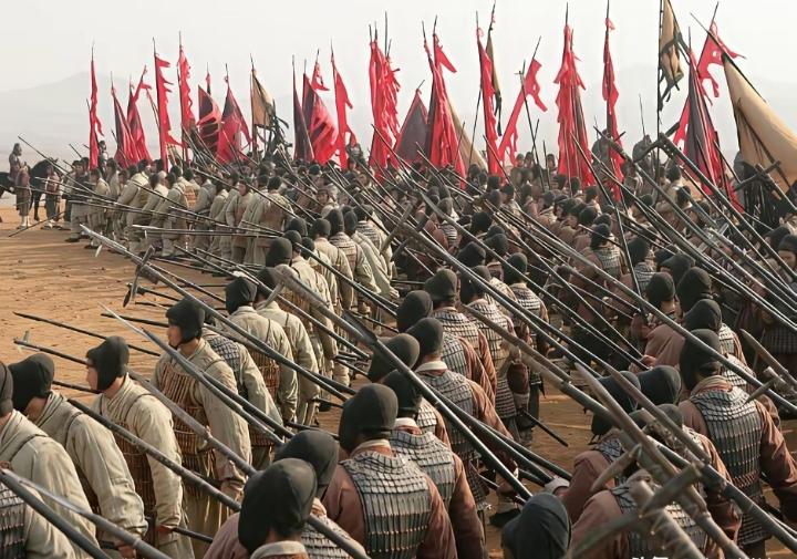 三国袁绍要想稳坐北方霸主，核心在于“稳”字。他手握四州之地，兵多将广，但性格上的