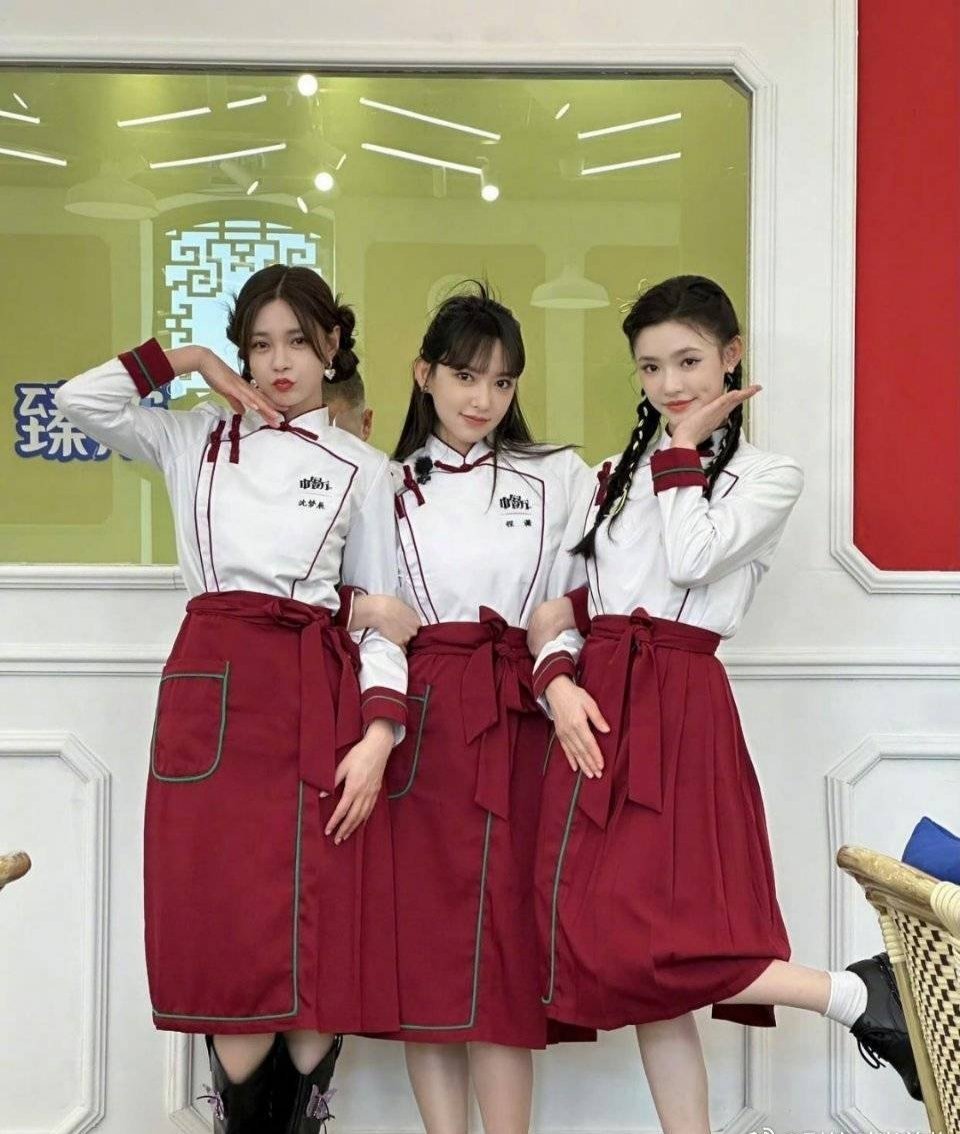 中餐厅的衣服还是费霞穿的最合适 ​​​