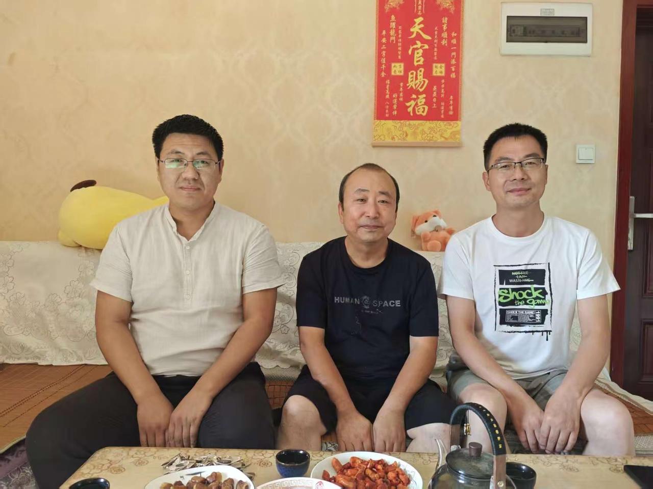 一曲高山流水，半襟清风浮云。无丝竹之乱耳，无案牍之劳形。三杯两盏粗茶，文坛书圈八