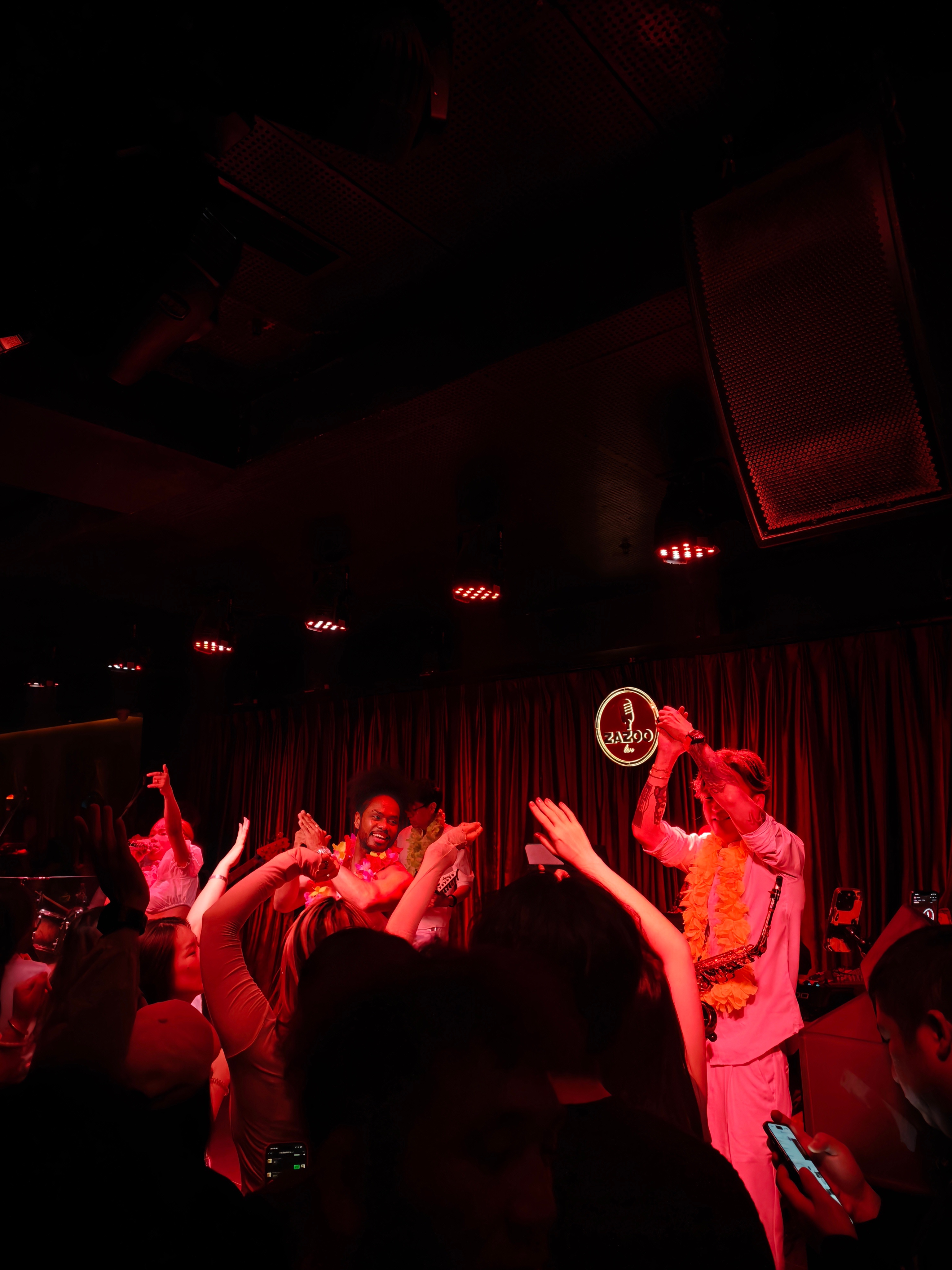 美国表弟第一次来中国，带他来深圳逛逛。绿茶餐厅我都好多年没吃了，图6他问我，我不