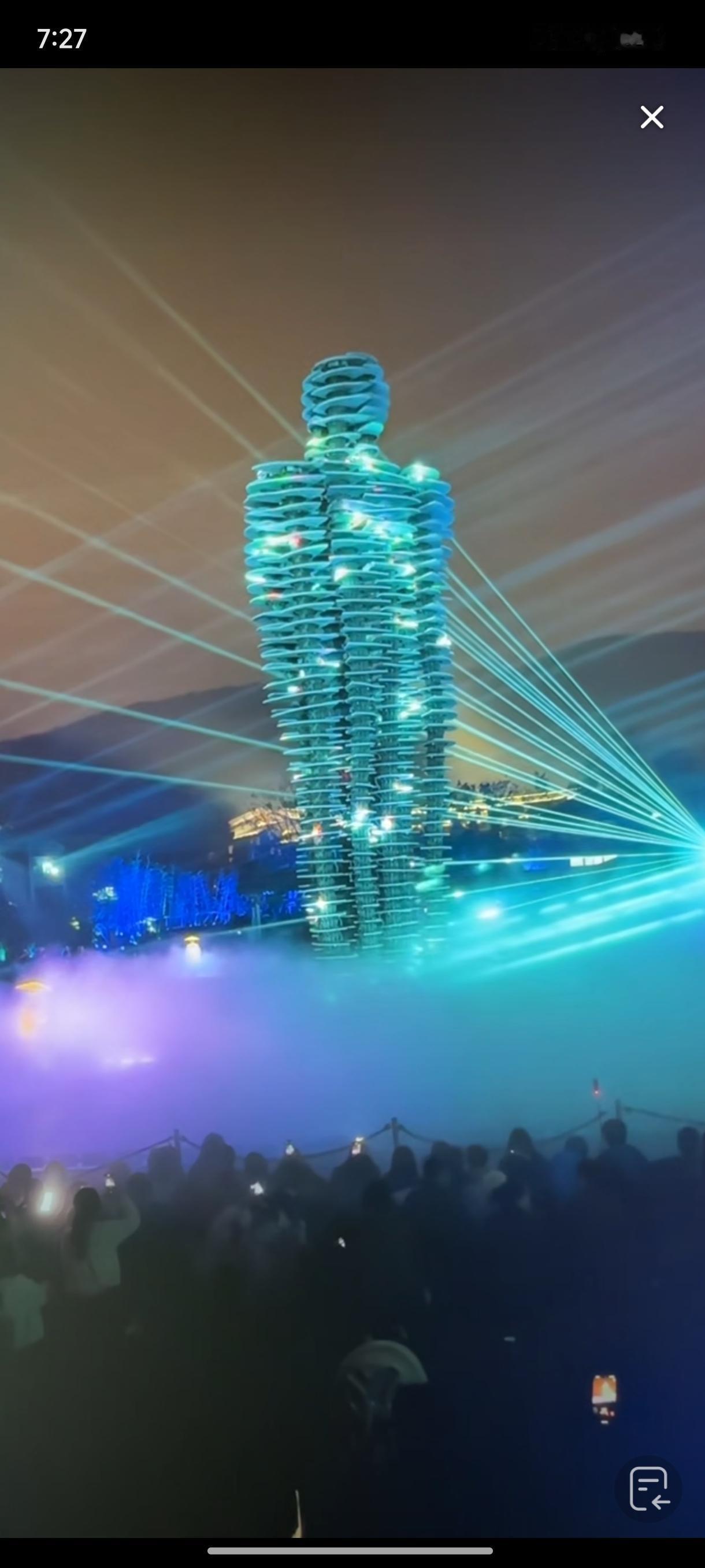 那座高达19.8米的银灰色机器人
巍然矗立于空旷的试验场上。
它流线型的躯干由复