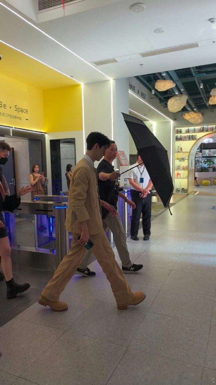 龚俊今日活动，卡其色套装好帅！！人好多！注意安全呀！ ​​​