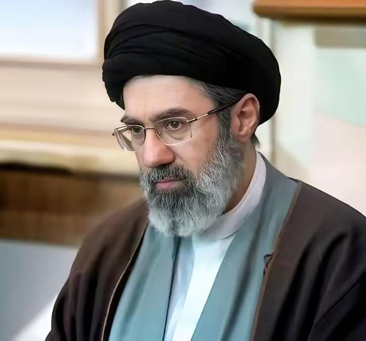 伊朗88人专家会议最终选定哈梅内伊之子穆杰塔巴为新一届伊朗最高精神领袖，拥有伊朗