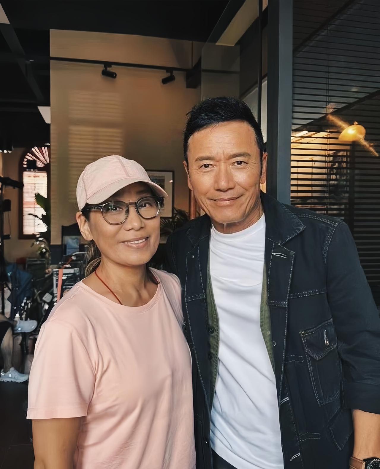 两位老戏骨同框近照，两人曾在83版的《射雕英雄传》中分别饰演“杨康”和“穆念慈”