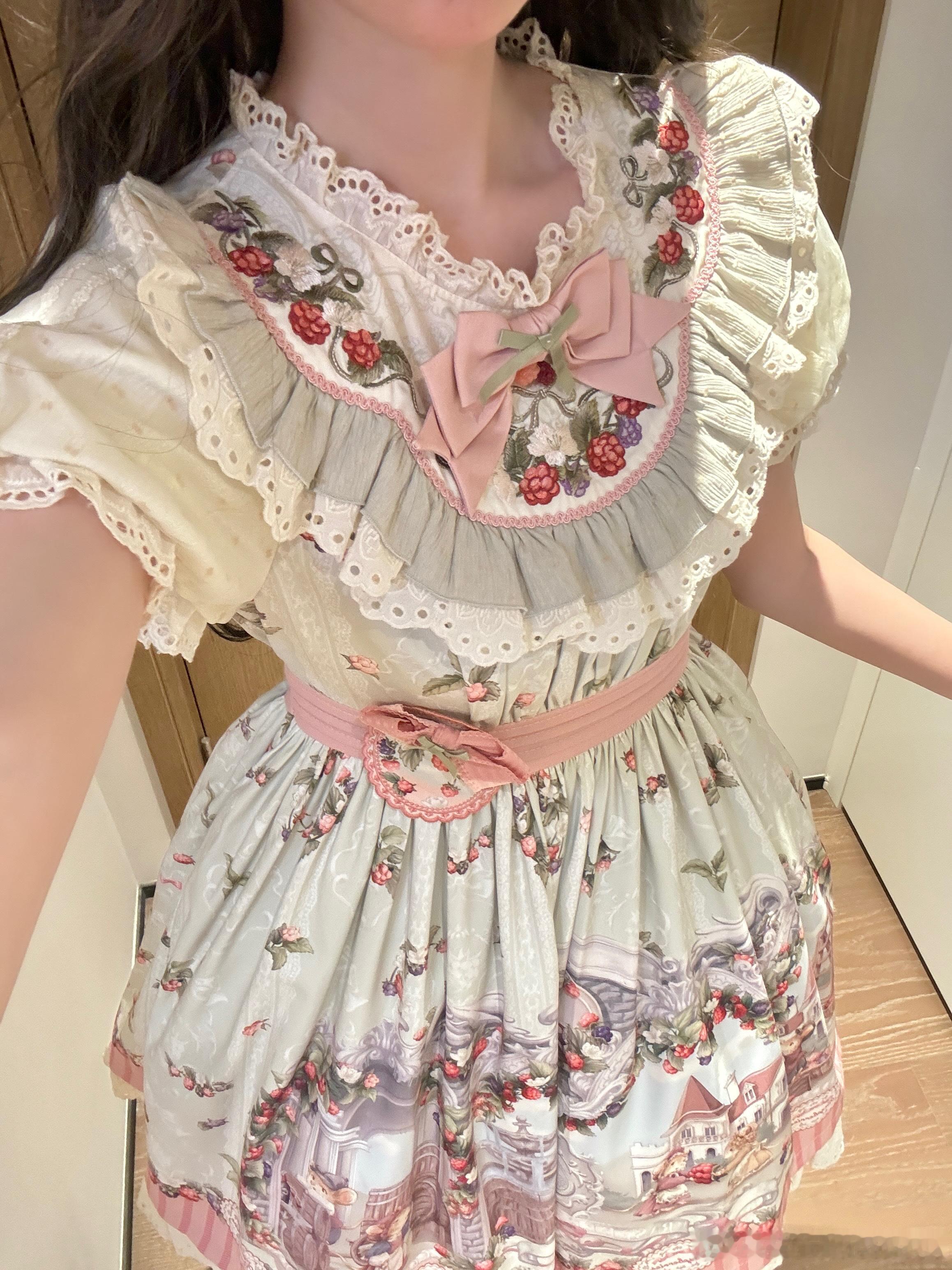 #猫芮可[超话]##树莓酒酿# 来一颗甜甜的树莓🍓粉色和绿色搭配呢？因为这个配