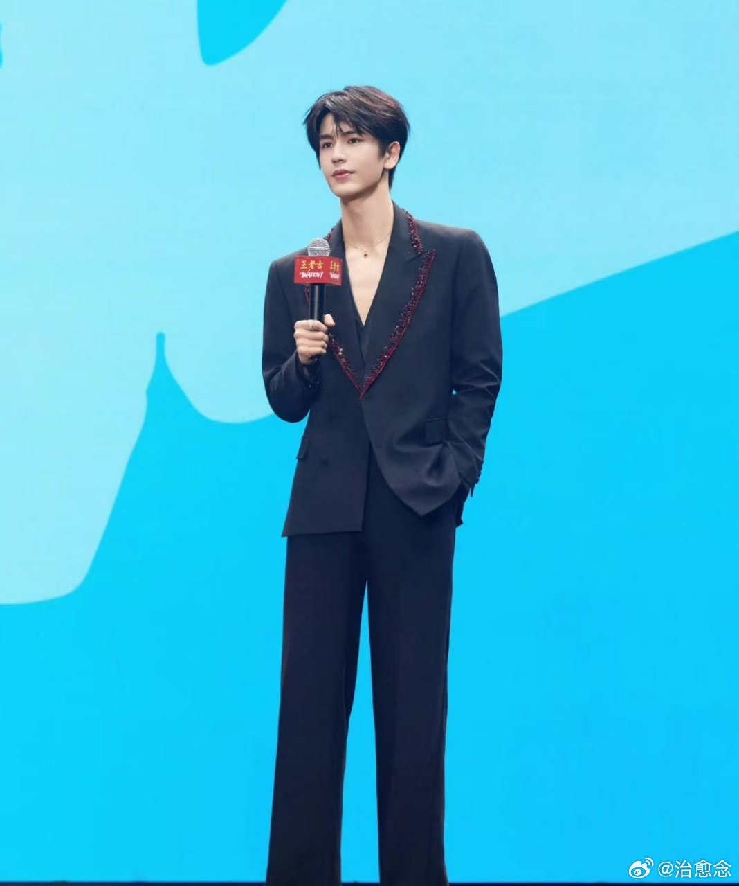 张凌赫硬曲配帅脸节奏感拉满的硬核旋律一响，张凌赫登场直接氛围感封神。利落骨相搭配