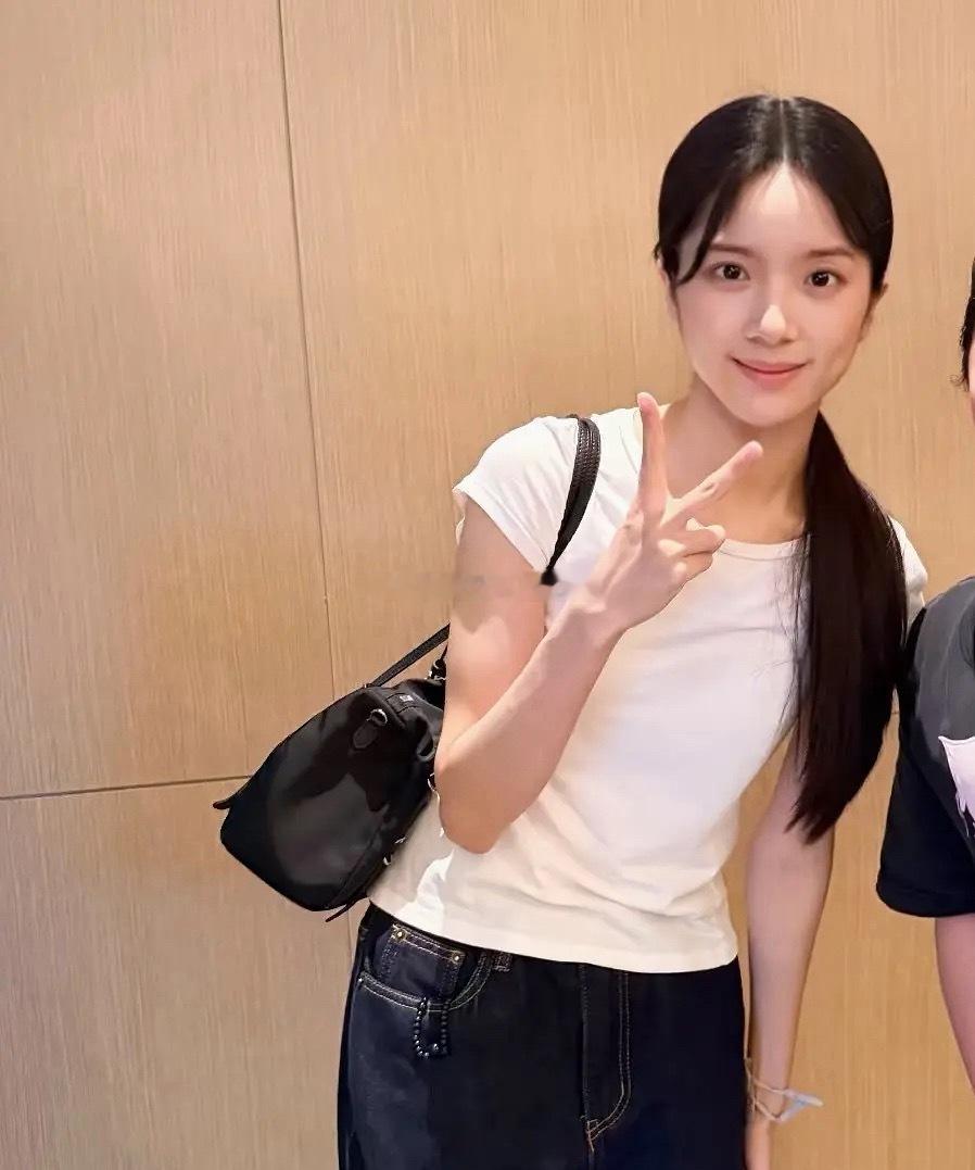 李思潼线下偶遇妹妹没有刘海也很好看诶，气质很干净 