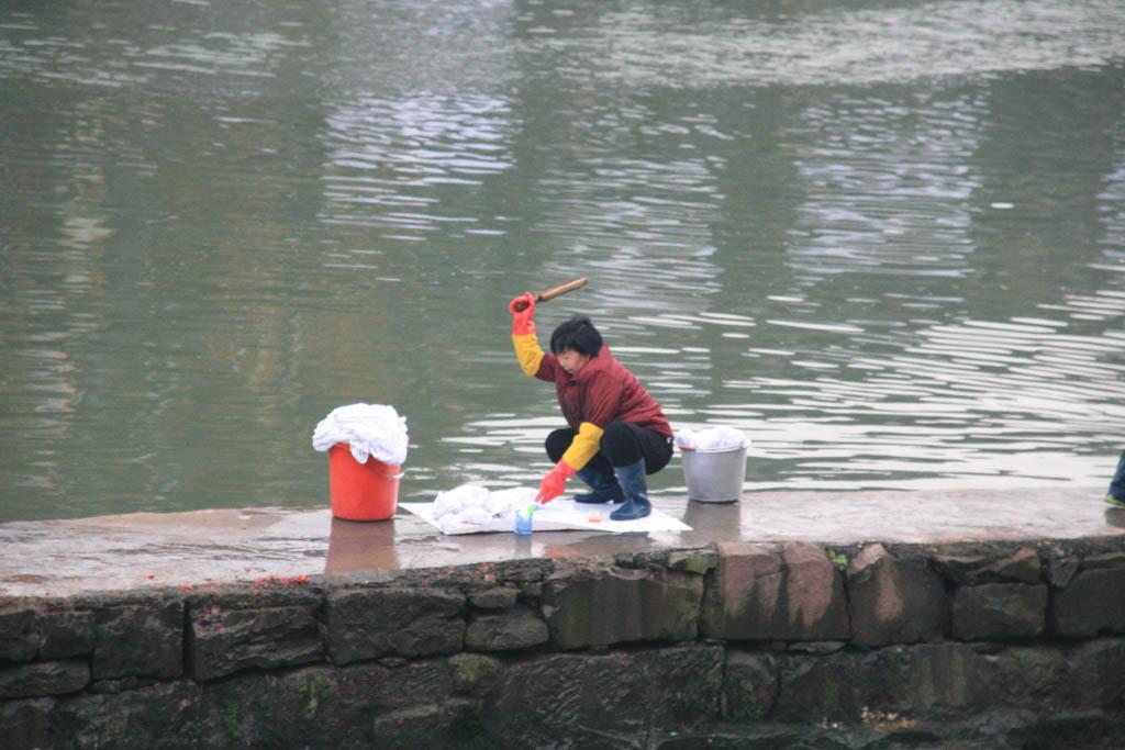 《红姐》
 
红姐蹲在河埠头捶衣裳时，三十九年的光阴像河底的鹅卵石，被流水磨得光