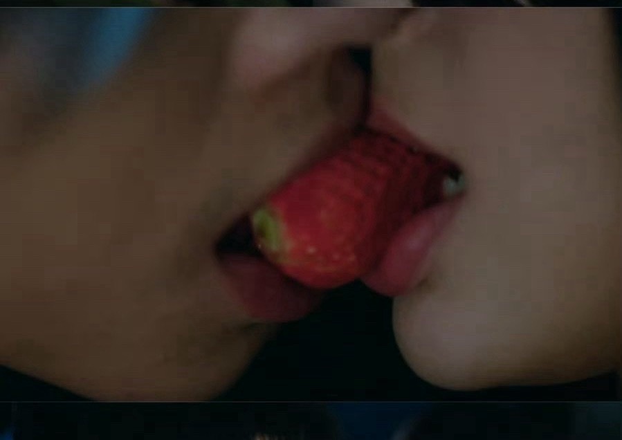 你自己看看这拍的美观吗……朝朝暮暮嘴对嘴吃草莓
