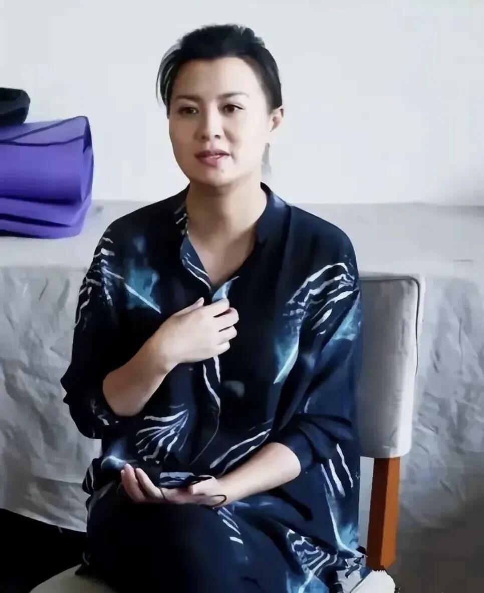 虽然她是素颜的状态，但这样的脸蛋和皮肤状态已经是天花板了，毕竟年龄上来了，也没有