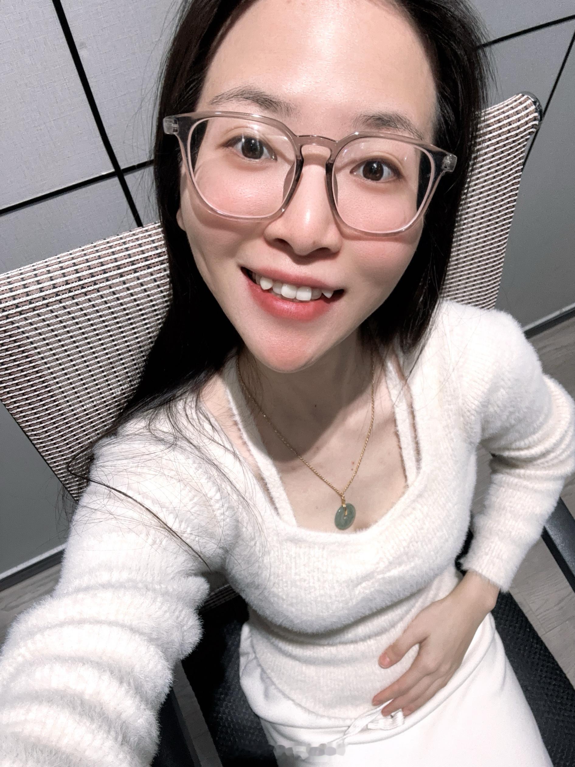 阳光明媚小姑娘[打call]静静坐等下班[送花花] ​​​