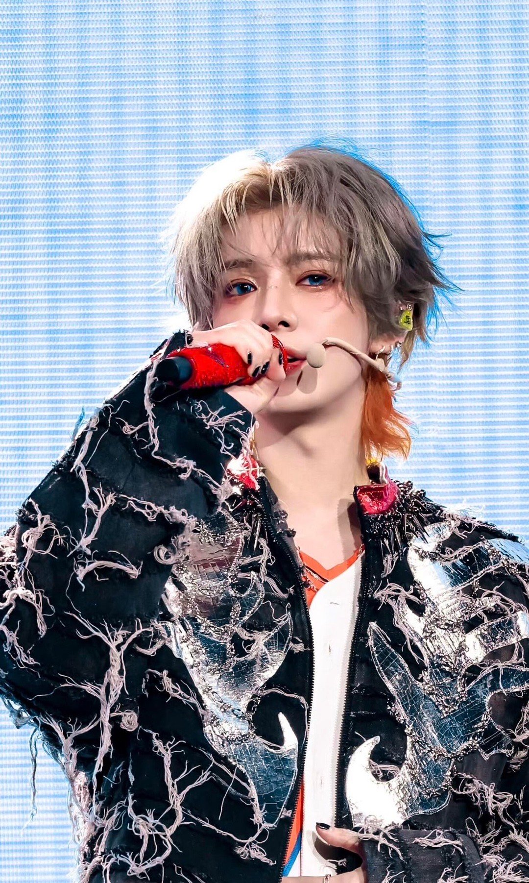 鹿晗LP专辑水敏纸封面好浪漫 水渗透进封面的那一刻，藏在里面的花海也跟着苏醒。鹿