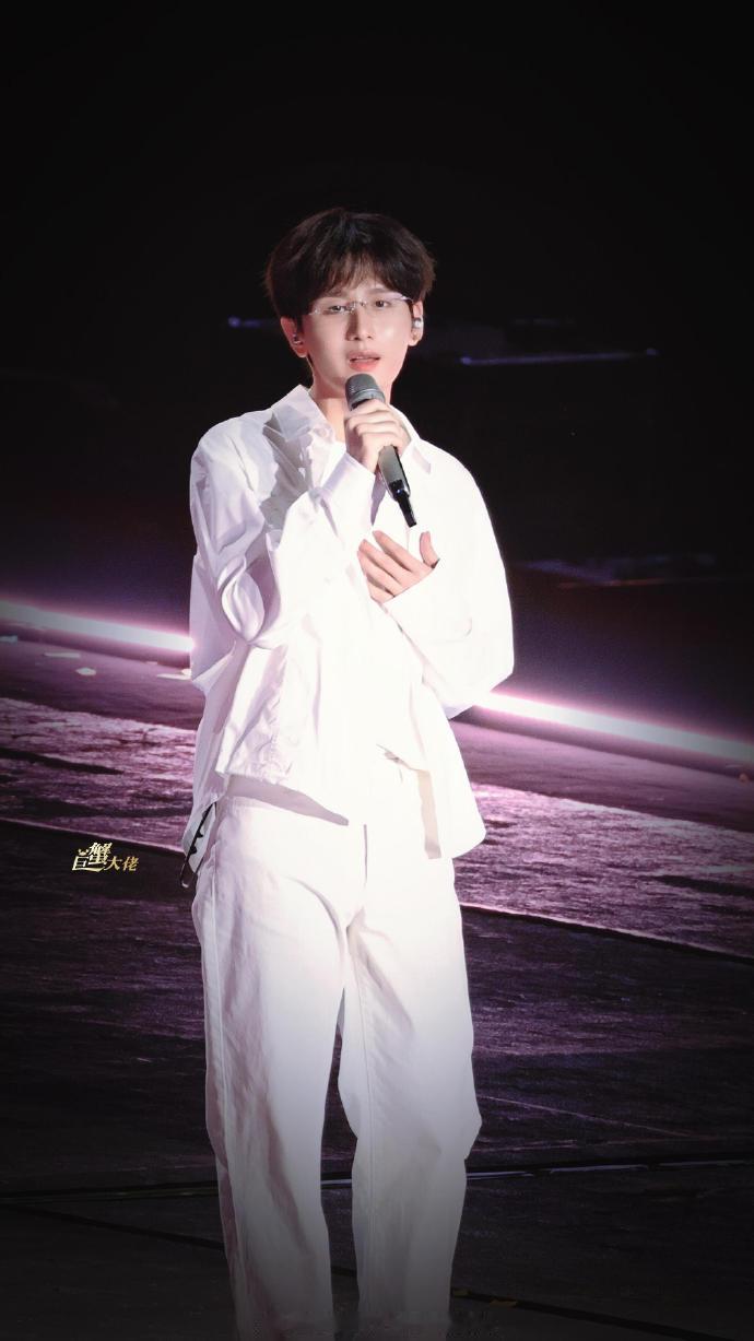 成毅音乐会舞台彩排路透  成毅昆山音乐会彩排照彩排路透解锁舞台全新造型，简约白衣