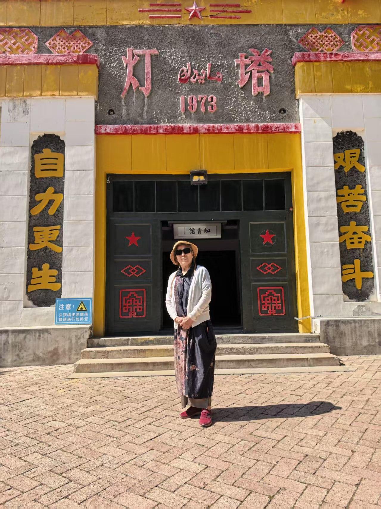 81岁的四川合江老知青田怀玉     
在新疆旅游看到了知青纪念馆非常兴奋

2