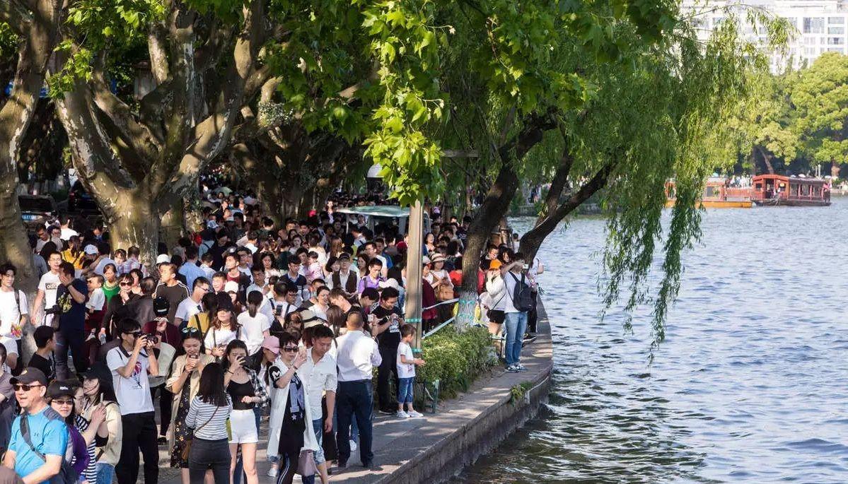 今年五一与春假叠加，部分地区形成8—11天超长假，全国游客破千万、旅游收入冲几百