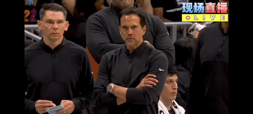 VS 黄蜂 
“这还怎么打？”斯波与助教面色凝重……鲍尔搂脚废掉了附加赛老炮之一