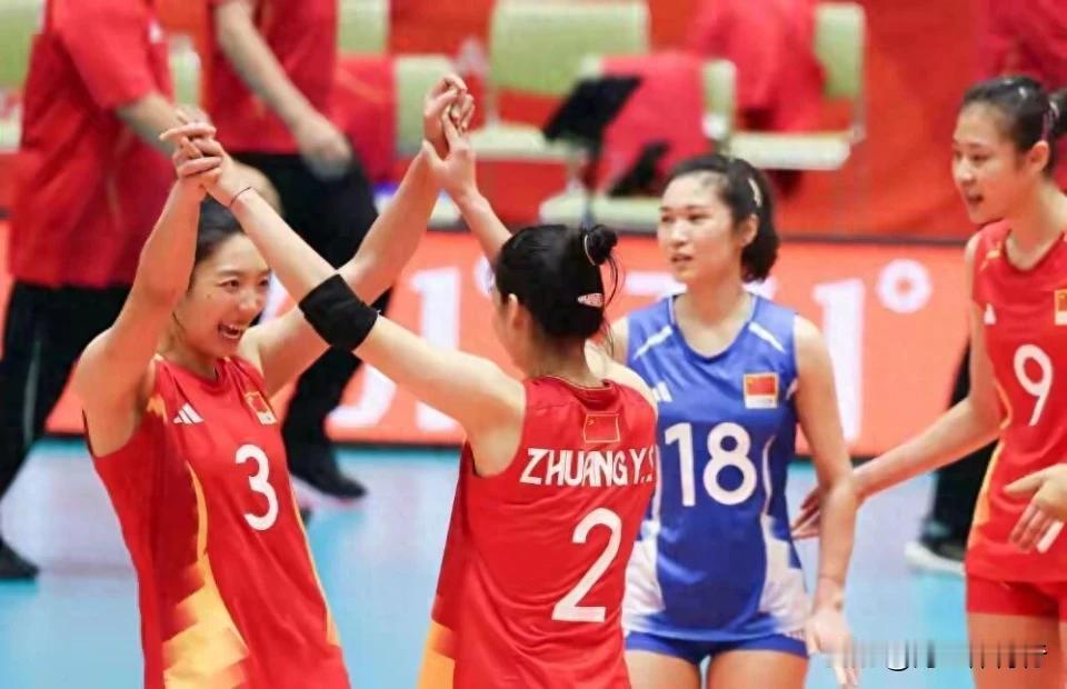 亚运女排八强尘埃落定，日本、中国、泰国等强队悉数晋级。交叉淘汰对阵随之揭晓，中国