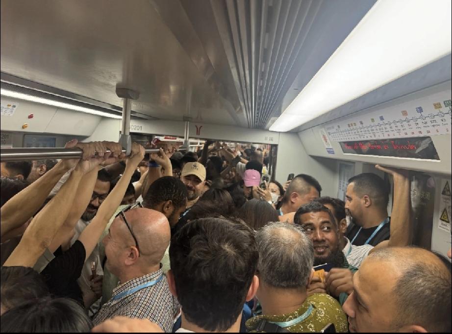 广交会期间的广州地铁车厢内现状，真的是让人大开眼界！

10月的广州地铁充满国际