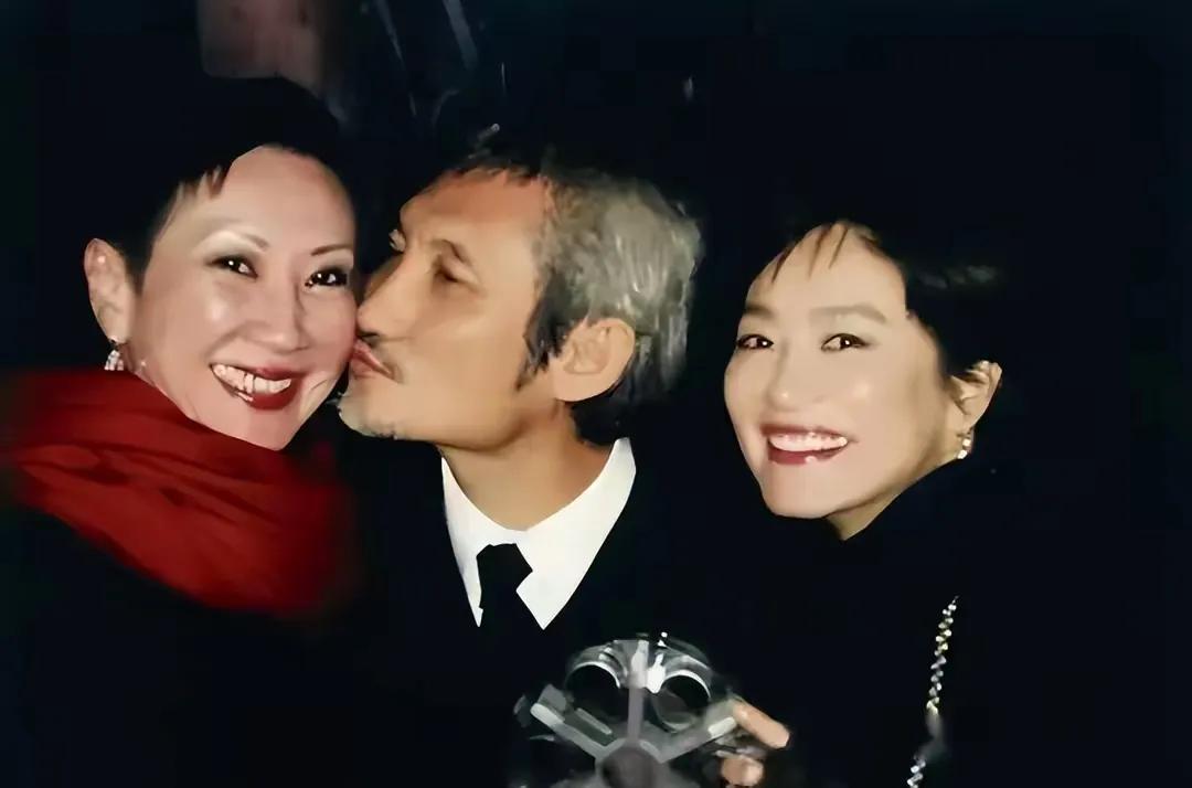 施南生终究是错付了。她本来可以找一个门当户对志趣相投的恋人，但她偏偏看上并“扶贫