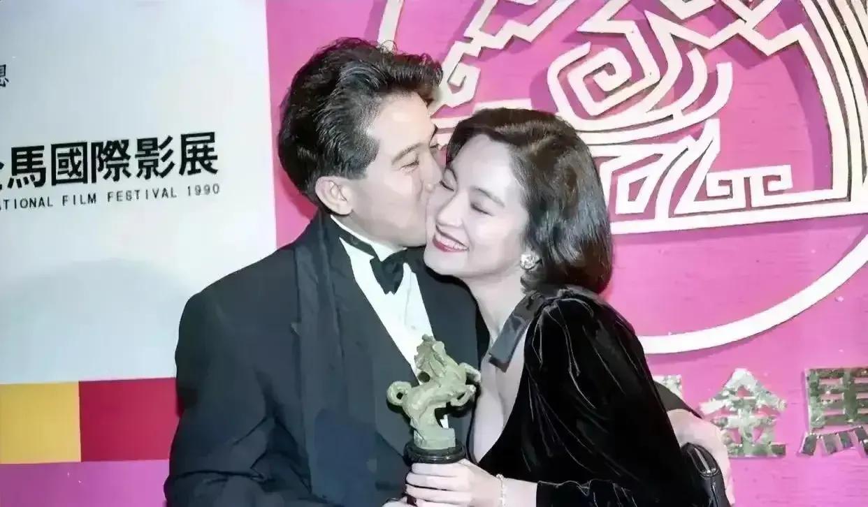 这一对金童玉女，才真的是娱乐圈意难平！
这是林青霞和秦汉的40岁时候在金马奖颁奖