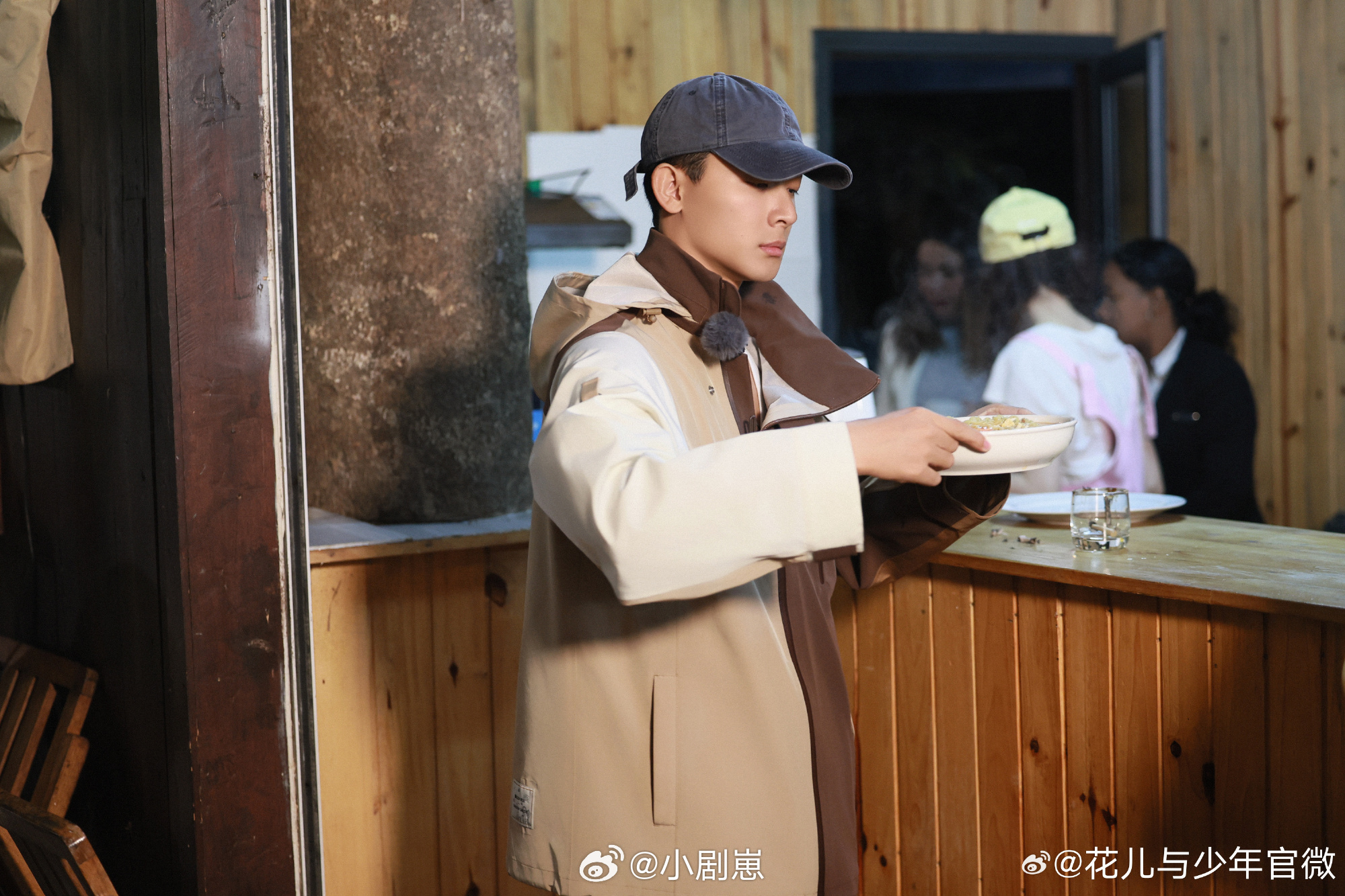 张晚意长在龚俊的笑点上了 花少里龚俊真被张晚意戳中笑穴了！张晚意一个眼神、一句碎