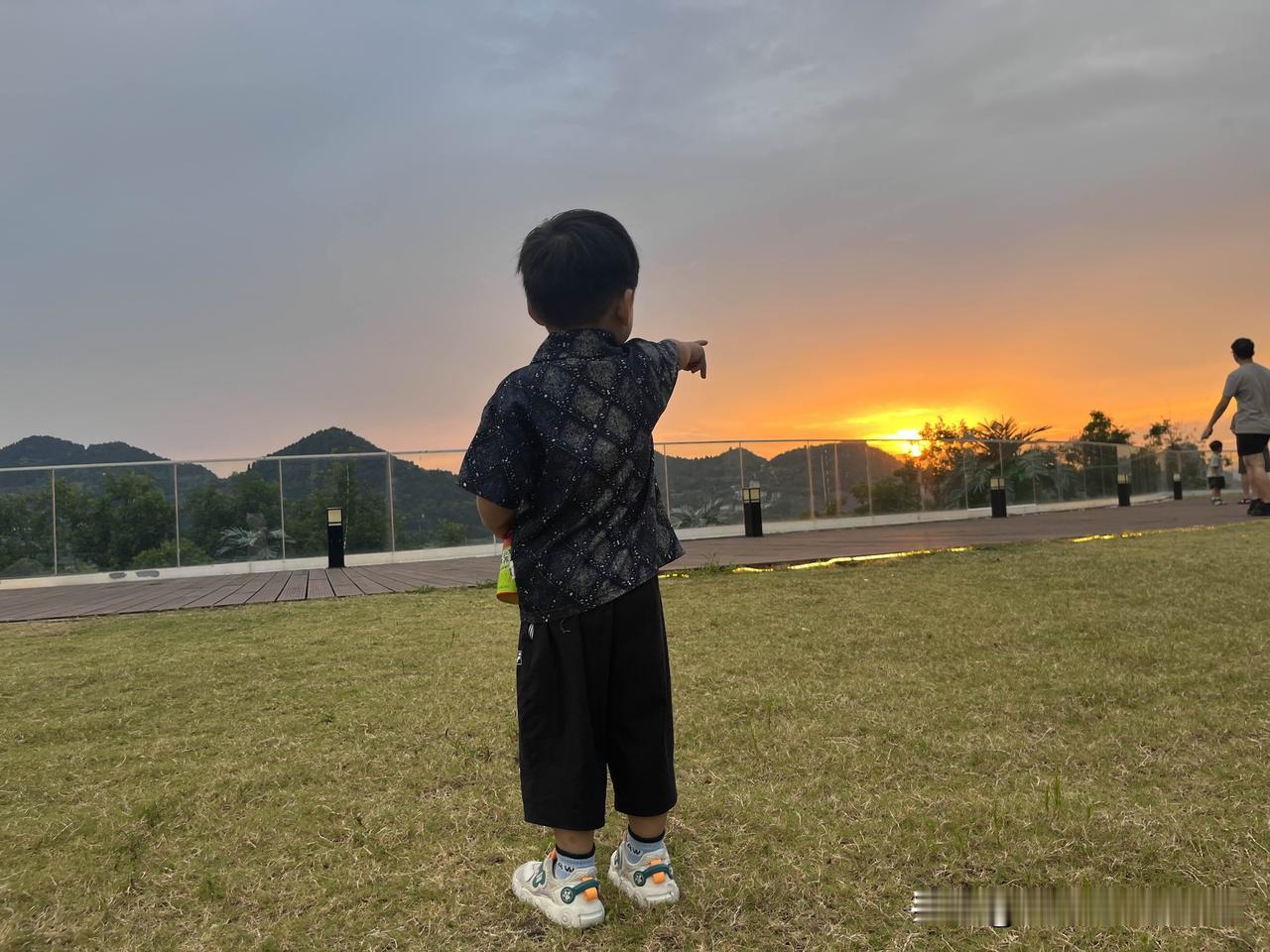 成年人的焦虑却有八小时的保鲜期。
不是孩子没心没肺，
是他们比我们更懂——哭完了