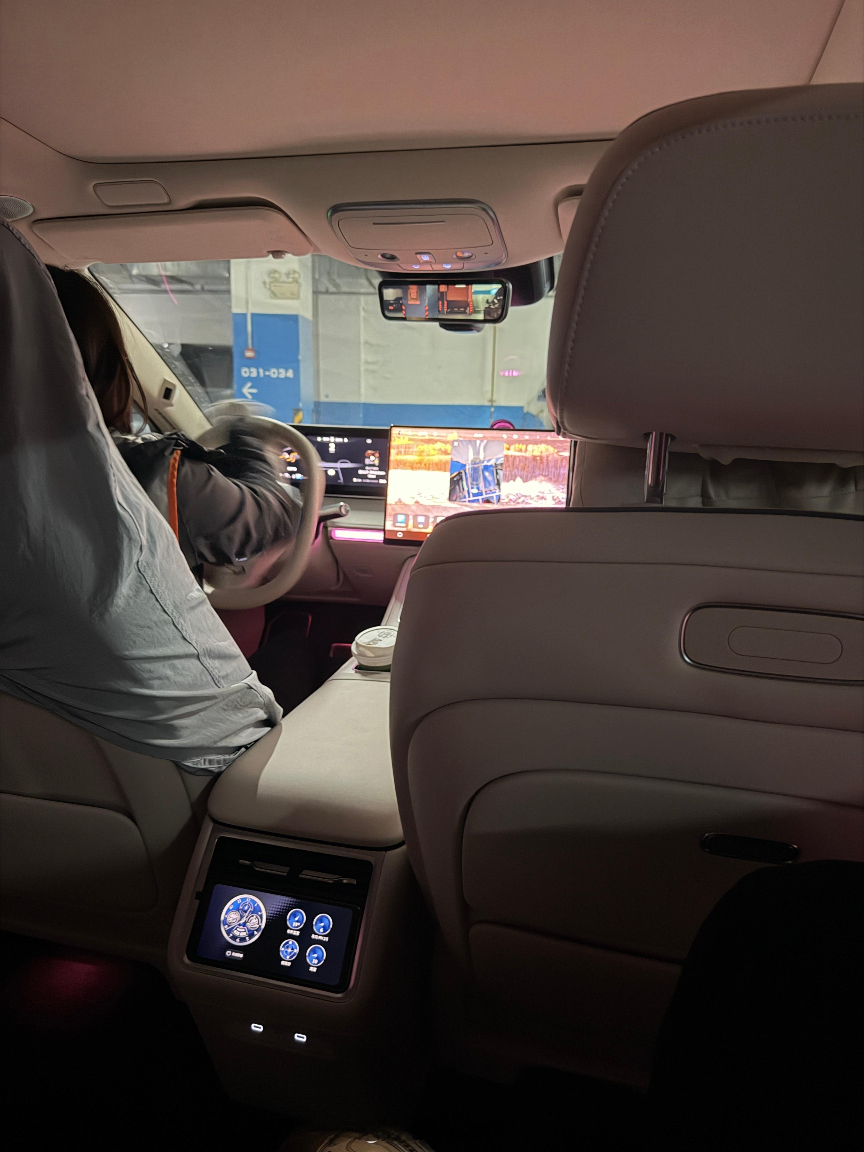 刚刚在饭店楼下抽烟等代驾，有三个法国友人一起很热情地和我打了招呼，一男两女。他们