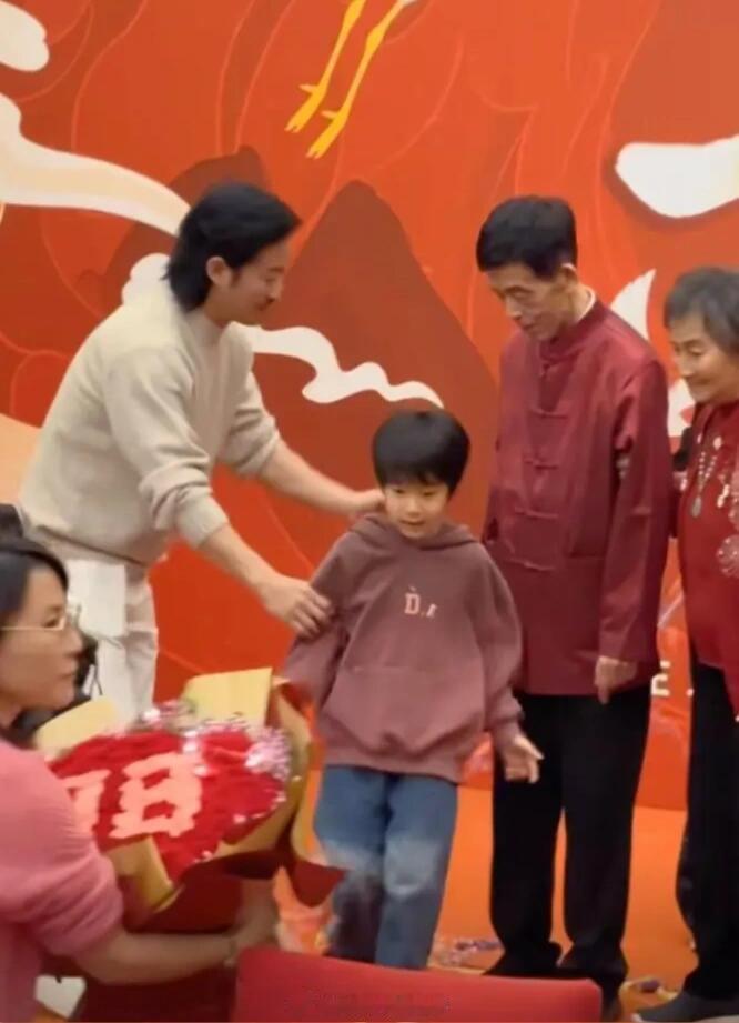 吴京为父亲庆80大寿  吴京为80岁父亲庆生  吴京为父亲庆80大寿，好温馨啊 