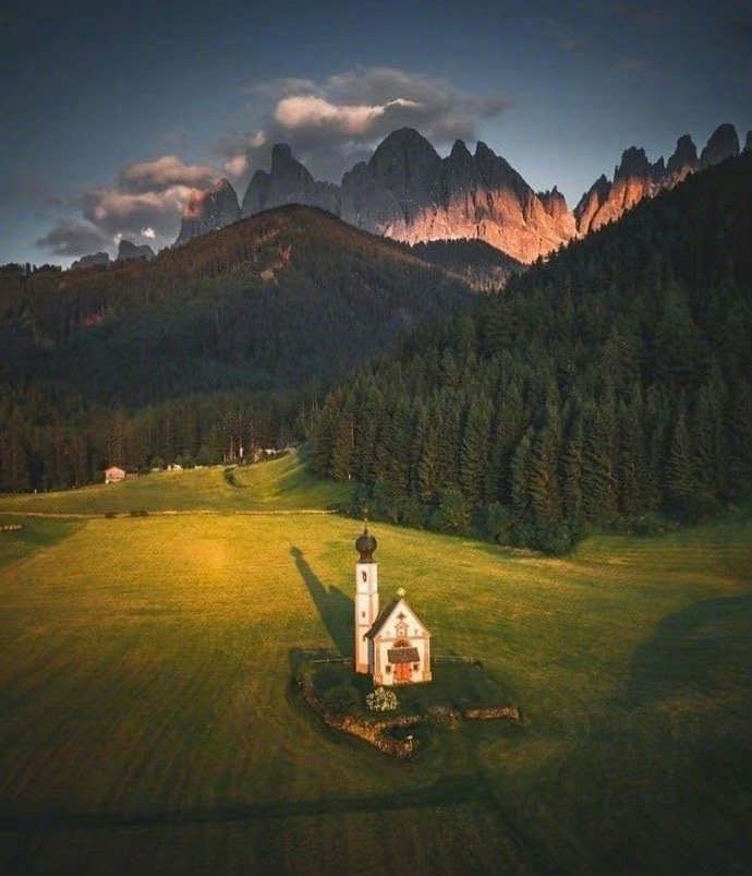 一个人活在世界上，必须处理好三个关系：第一，人与大自然的关系；第二，人与人的关系