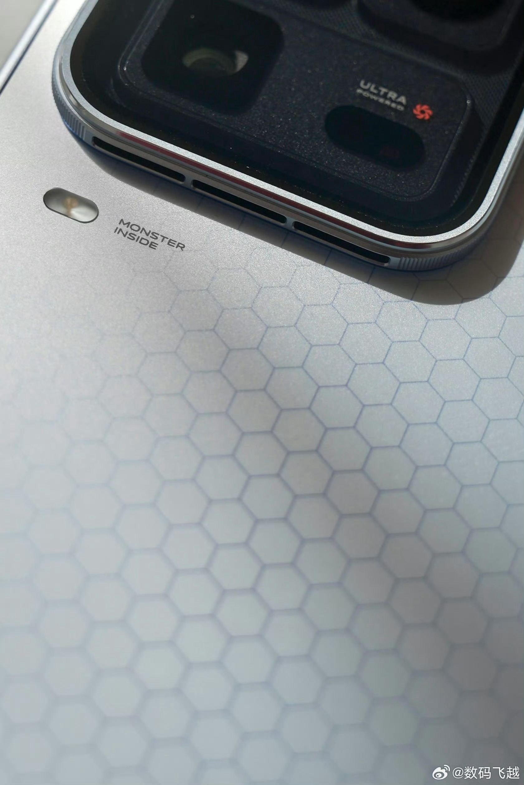 iQOO 15 Ultra的设计真的很有辨识度，蜂巢、风扇、未来舱Deco和闪光