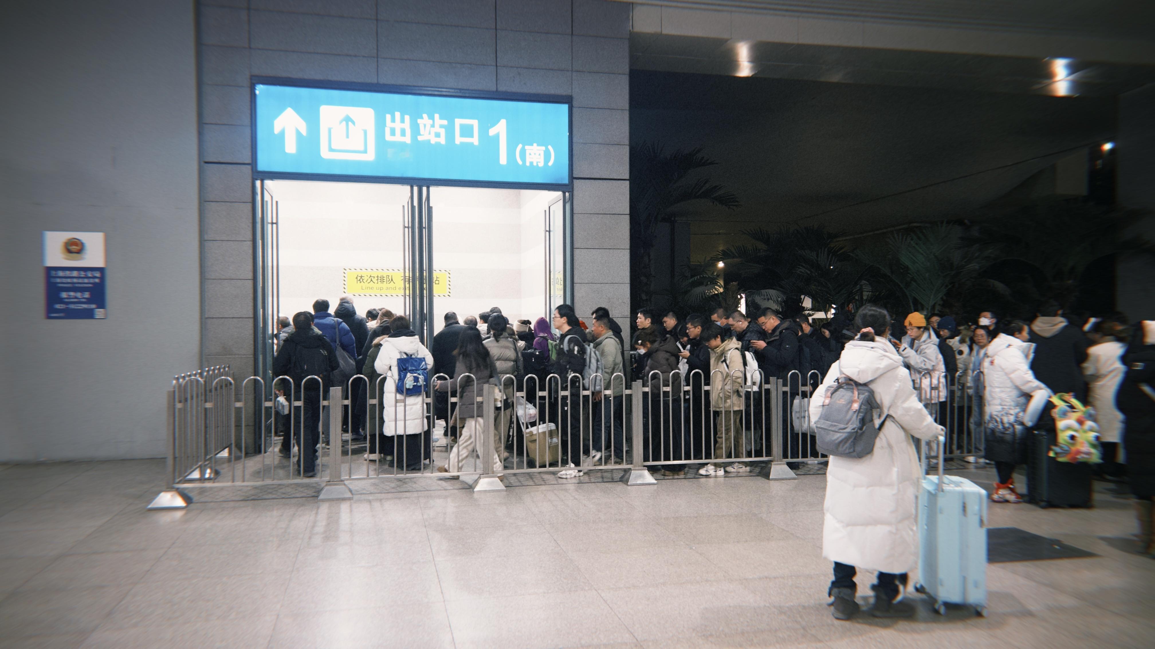 还有一个小时到酒店，然后开始干活。 上海·上海虹桥站